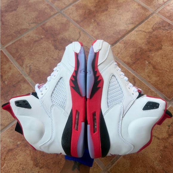 Size 10 Men’s And Women’s 11.5 -Jordan 5 Athletic Shoes in White, Red, and Black - Picture 5 of 7